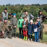Falkner mit Kindern