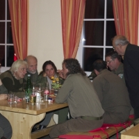 Am Abend wird in freundschaftlicher Runde geplaudert und gefeiert