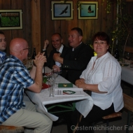 und trinkt ein Gläschen
