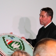 Übergabe der Festscheibe vom Österreichischer Falknerverband