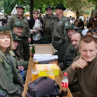 Die Falkner bei der Stärkung