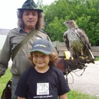 mutige Kinder dürfen ganz nah an den Habichtsadler herantreten 32/35 Edith und Wüstenbussard Shadow nehmen unter den anderen Gästen Platz