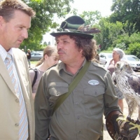 Auch Ebreichsdorfs neuer Bürgermeister Wolfgang Kocevar interessiert sich für die Greifvögel