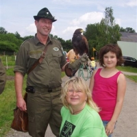 Gruppenfoto mit Wüstenbussard