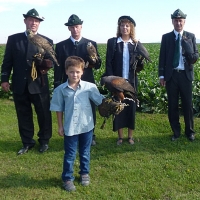 Die Falkner des ÖFO bei der Hubertusmesse mit angehenden Jungfalkner Daniel