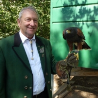 Auch große Kinder, wie Franz, freuten sich darüber einmal einen Greifvogel halten zu dürfen.