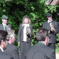 Die Falkner neben der Hubertuskapelle