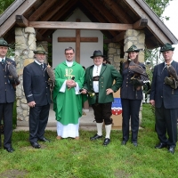 Die Falkner des ÖFO mit Jagdeiter und Pater
