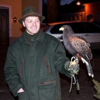 Der engagierte Revierführer darf auch selbst einen Beizvogel tragen