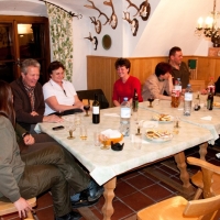 Abendessen im Kreise der Jagdfreunde